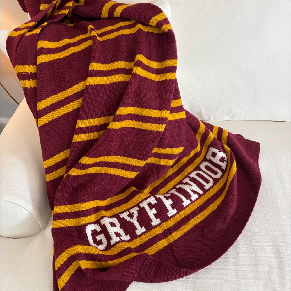 Pottery Barn Harry Potter Knit Blanket in Maroon and Yellow. Gryfinndor